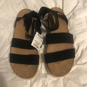 Cushionaire Platform Black Sandals Size 9.5M